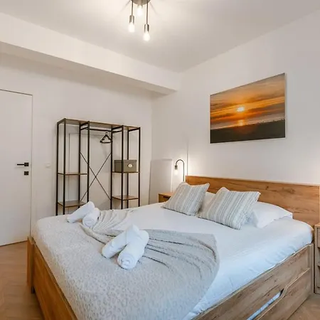 Huswell - Centrally Located Modern With Parking Apartment *