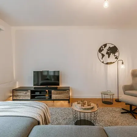 Διαμέρισμα Huswell - Centrally Located Modern With Parking *